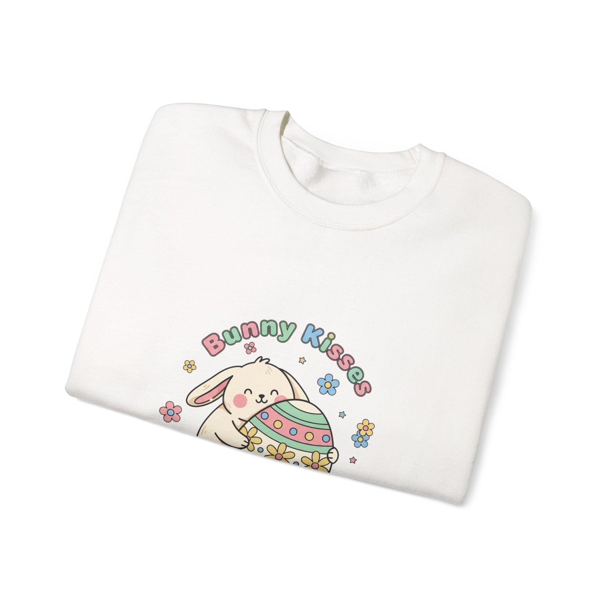 Felpa Bunny Kisses & Easter Wishes piegata, visione dall’alto, con coniglietti pastello e stile kawaii/cottagecore - AKYCO