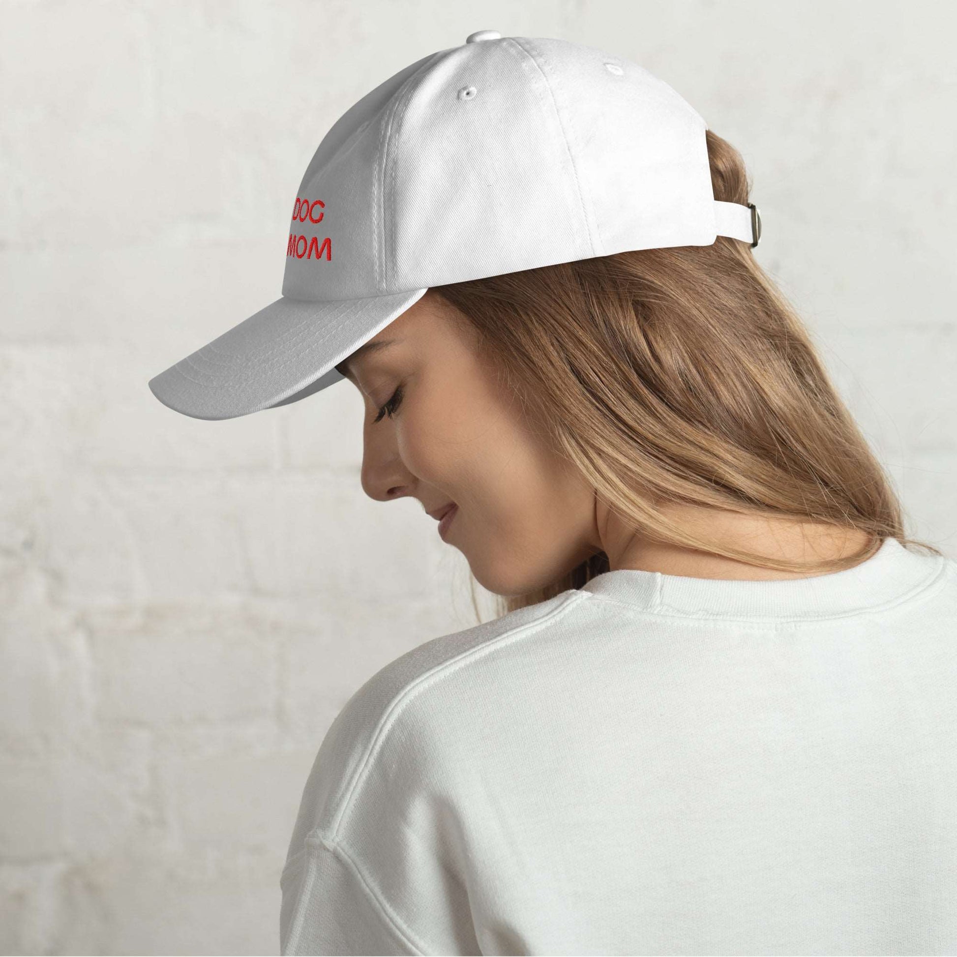 Cappellino "Dog Mom" con Visiera Piatta e Cinturino Regolabile – Perfetto per Ogni Donna Amante degli Animali - Aky & Co.