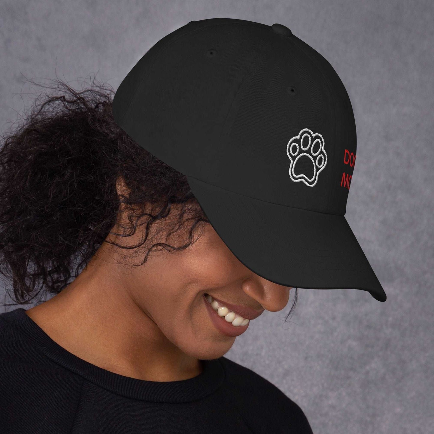 Cappellino "Dog Mom" con Visiera Piatta e Cinturino Regolabile – Perfetto per Ogni Donna Amante degli Animali - Aky & Co.