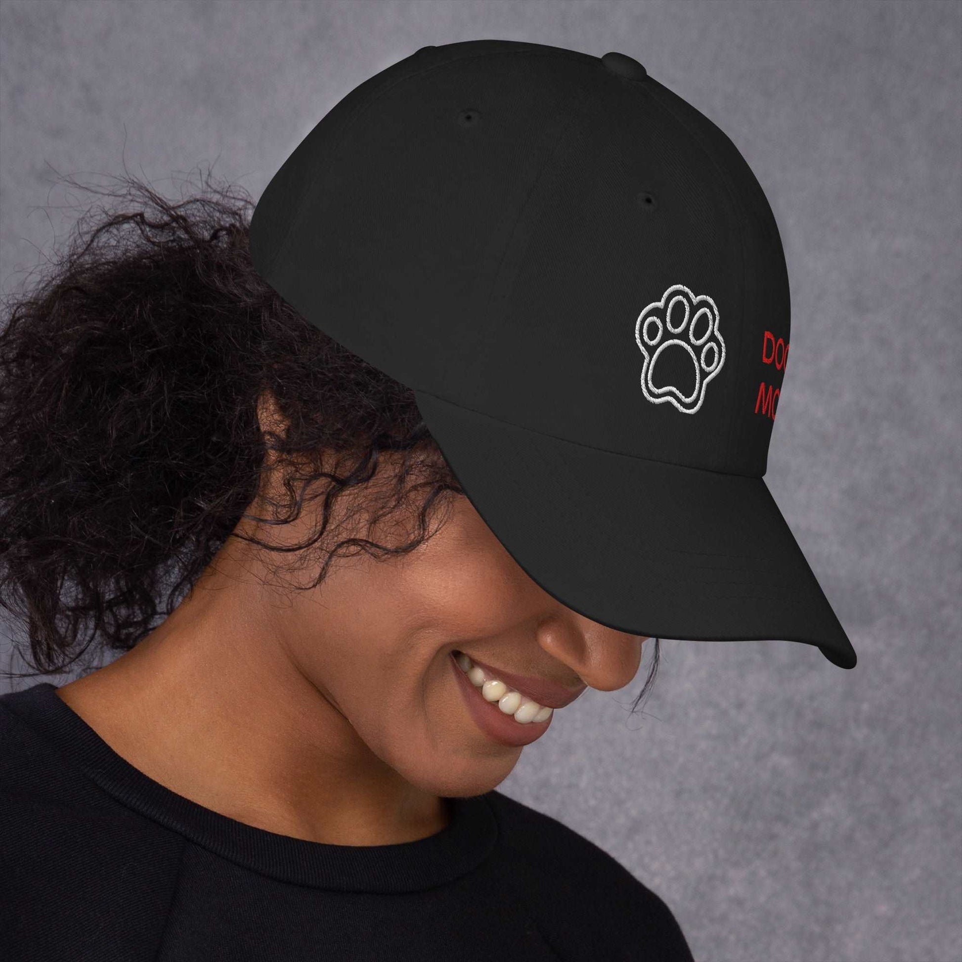 Cappellino "Dog Mom" con Visiera Piatta e Cinturino Regolabile – Perfetto per Ogni Donna Amante degli Animali - Aky & Co.