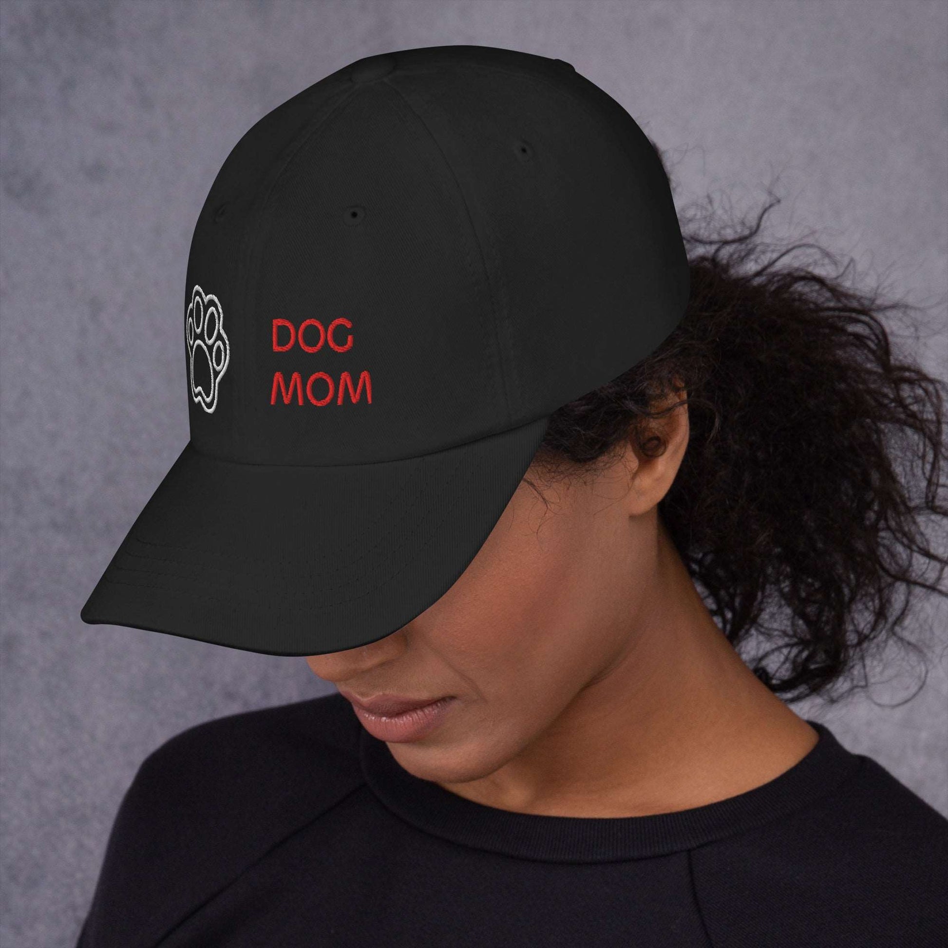 Cappellino "Dog Mom" con Visiera Piatta e Cinturino Regolabile – Perfetto per Ogni Donna Amante degli Animali - Aky & Co.