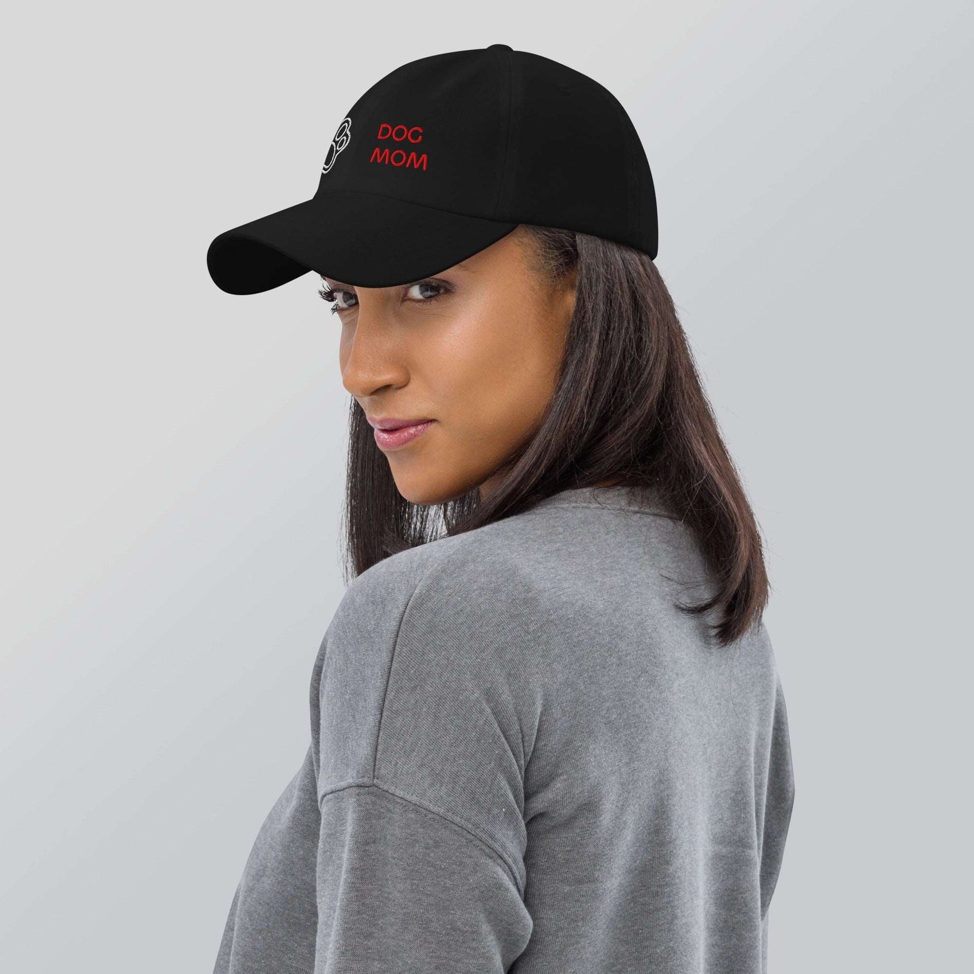 Cappellino "Dog Mom" con Visiera Piatta e Cinturino Regolabile – Perfetto per Ogni Donna Amante degli Animali - Aky & Co.