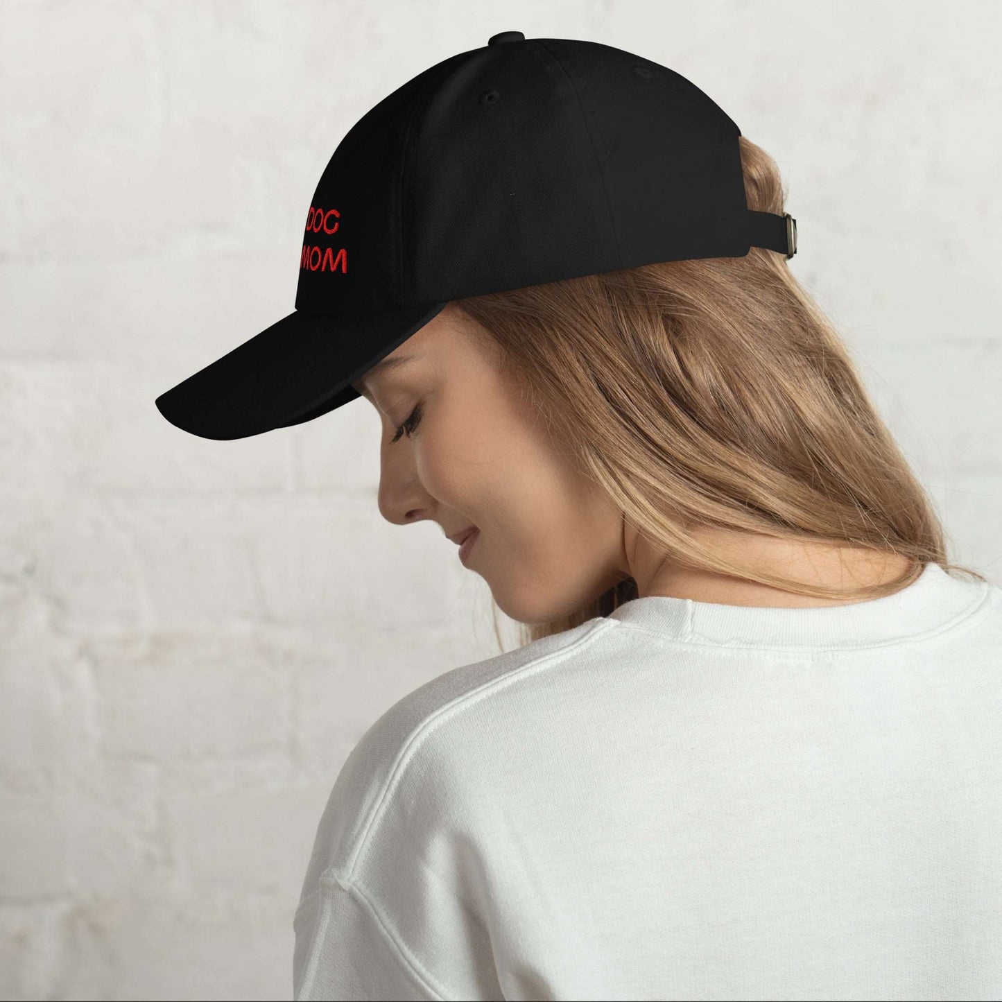 Cappellino "Dog Mom" con Visiera Piatta e Cinturino Regolabile – Perfetto per Ogni Donna Amante degli Animali - Aky & Co.