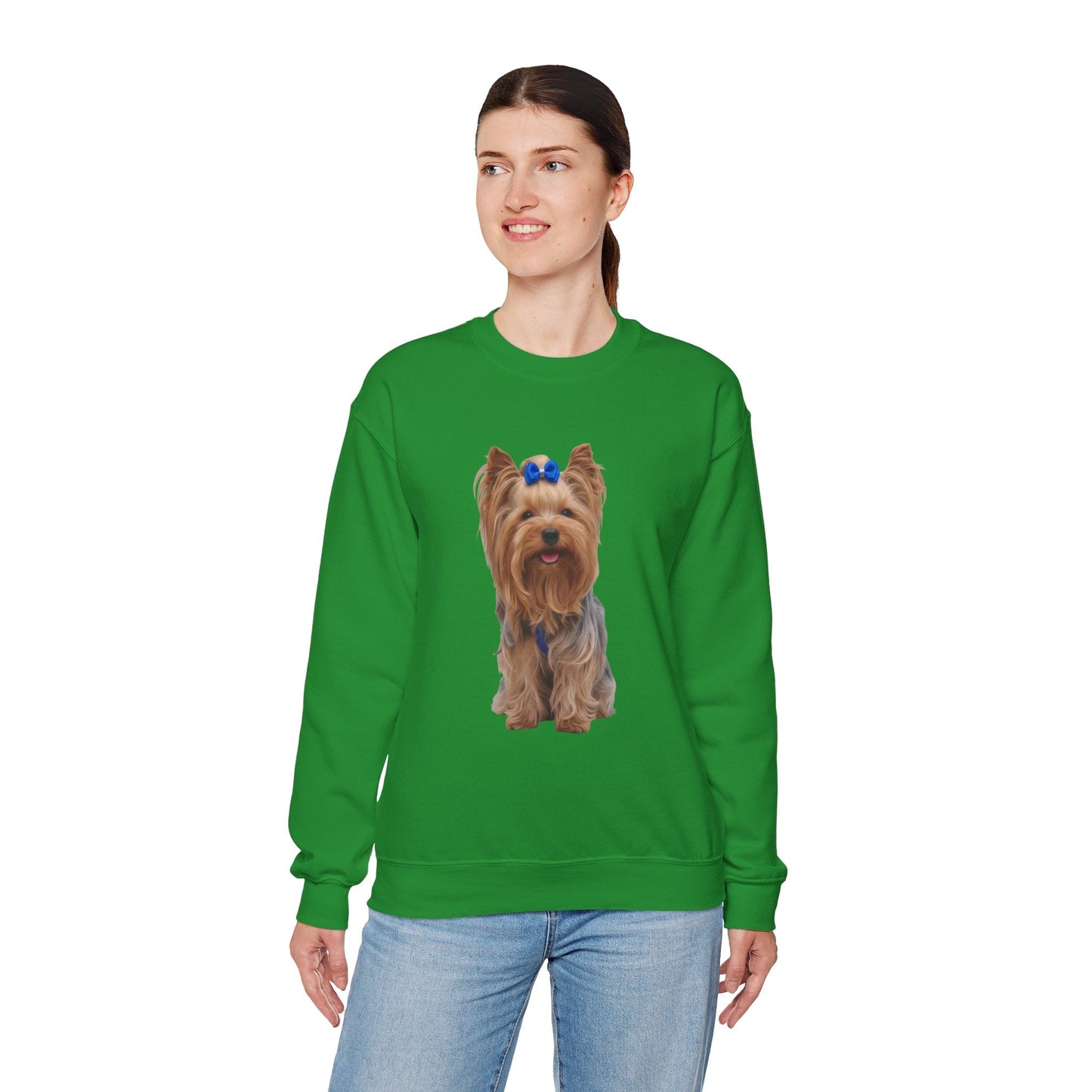 Ragazza in piedi che indossa Felpa Girocollo Unisex AKYCO con ritratto realistico di Aky davanti – regalo perfetto per amanti degli Yorkshire Terrier