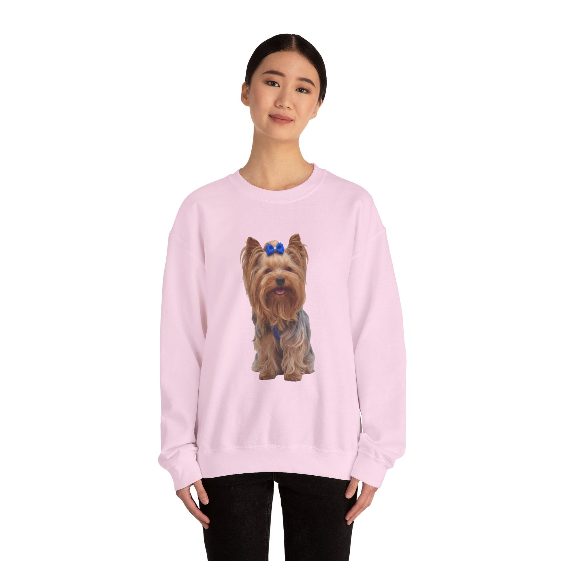 Felpa AKYCO indossata – stile casual unisex per Yorkie lover