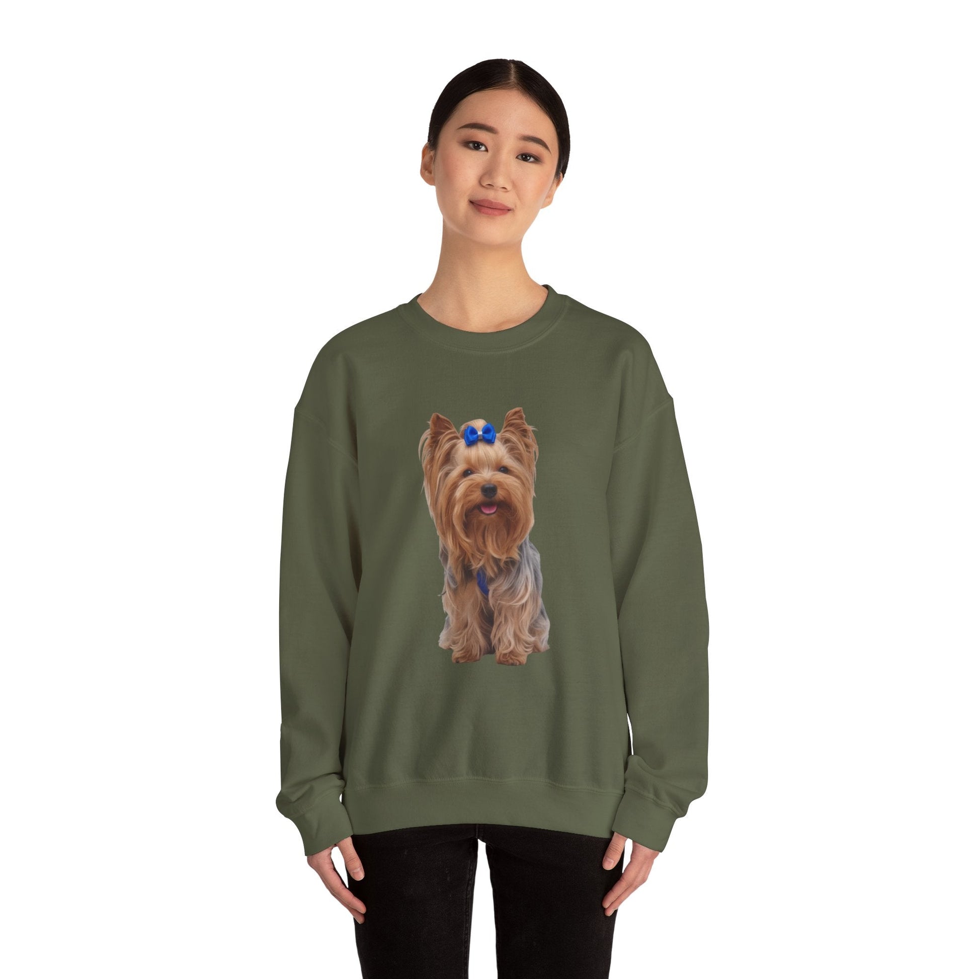 Felpa AKYCO indossata – stile casual unisex per Yorkie lover