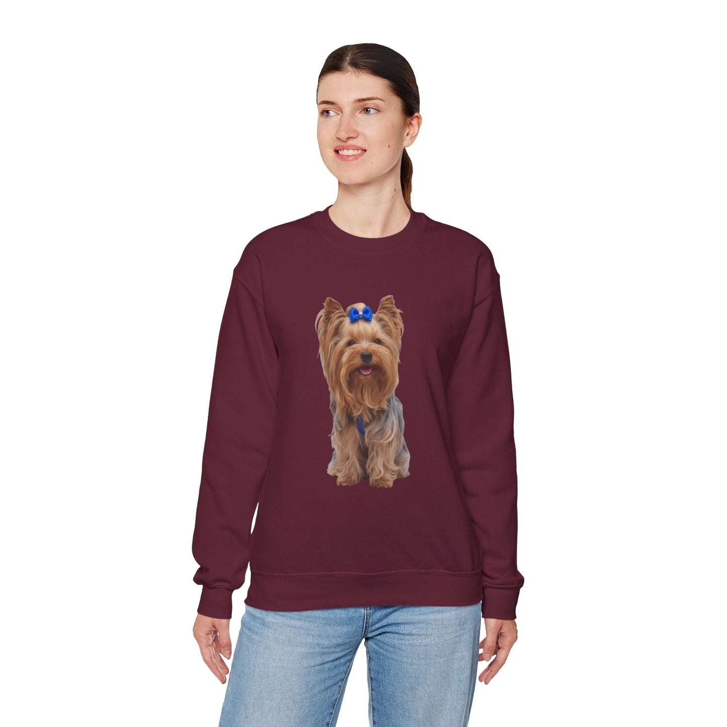 Ragazza in piedi che indossa Felpa Girocollo Unisex AKYCO con ritratto realistico di Aky davanti – regalo perfetto per amanti degli Yorkshire Terrier