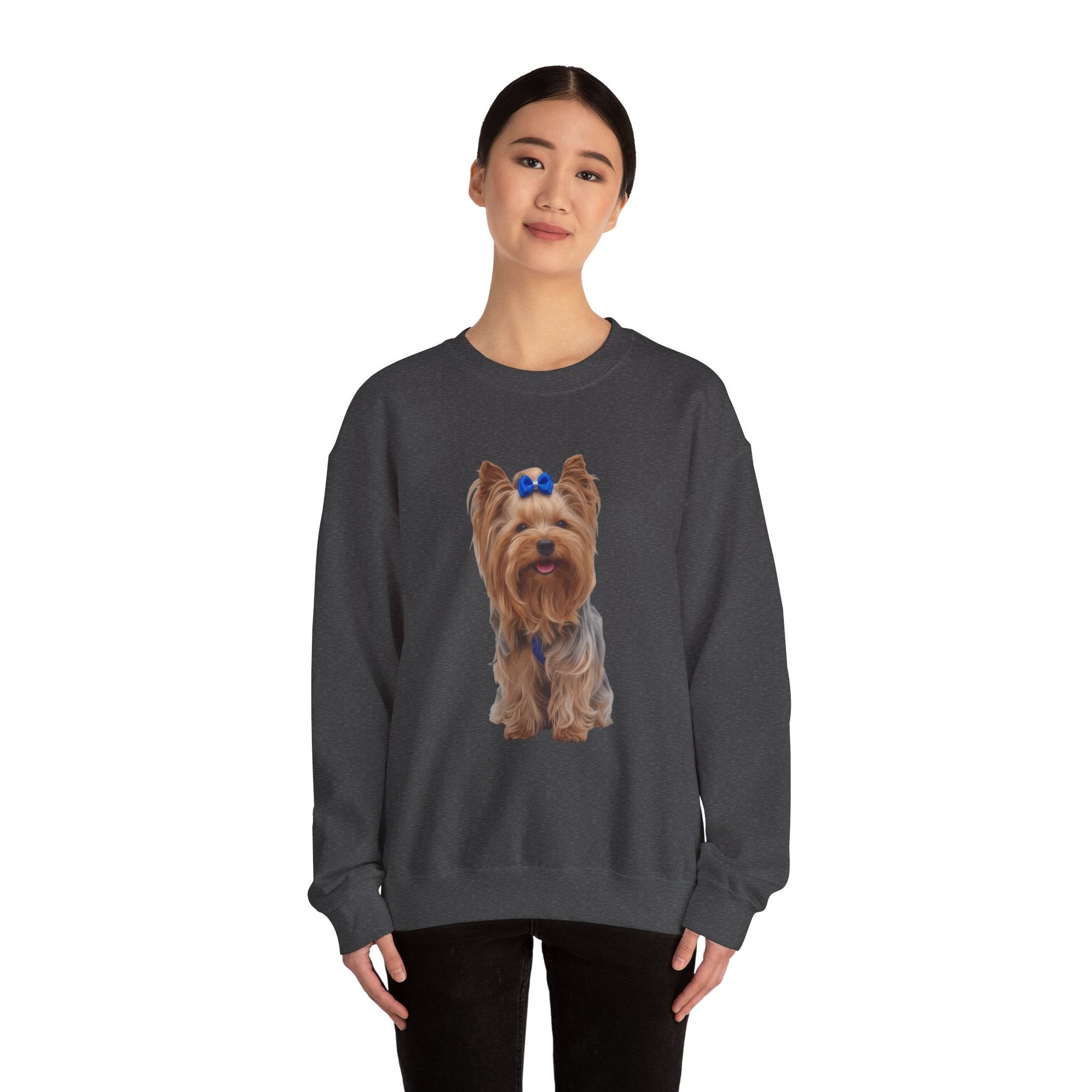 Felpa AKYCO indossata – stile casual unisex per Yorkie lover