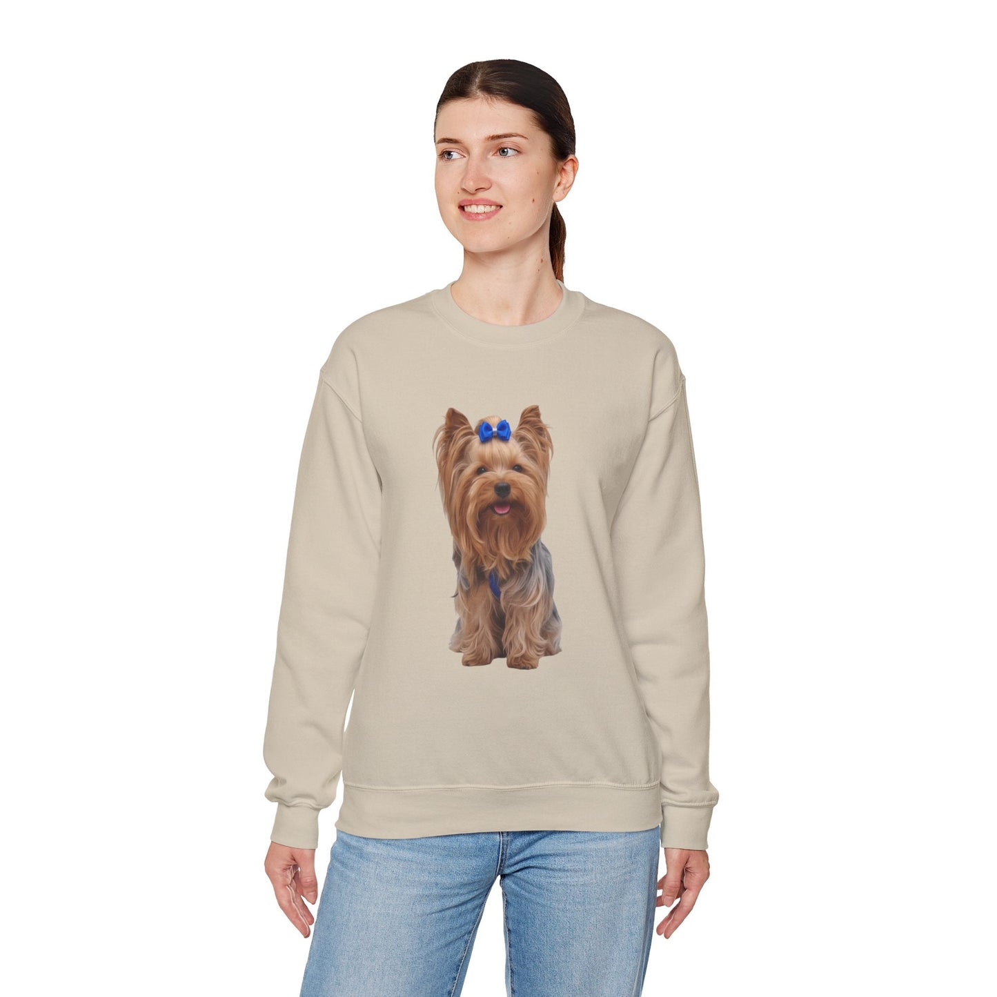 Ragazza in piedi che indossa Felpa Girocollo Unisex AKYCO con ritratto realistico di Aky davanti – regalo perfetto per amanti degli Yorkshire Terrier
