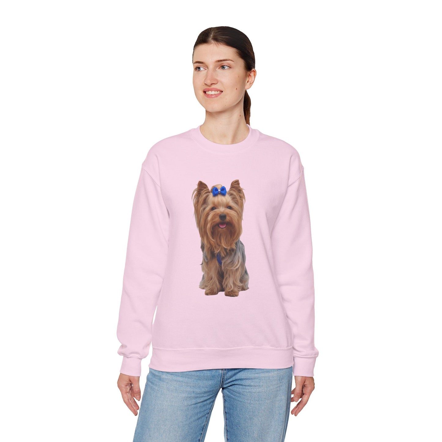 Ragazza in piedi che indossa Felpa Girocollo Unisex AKYCO con ritratto realistico di Aky davanti – regalo perfetto per amanti degli Yorkshire Terrier