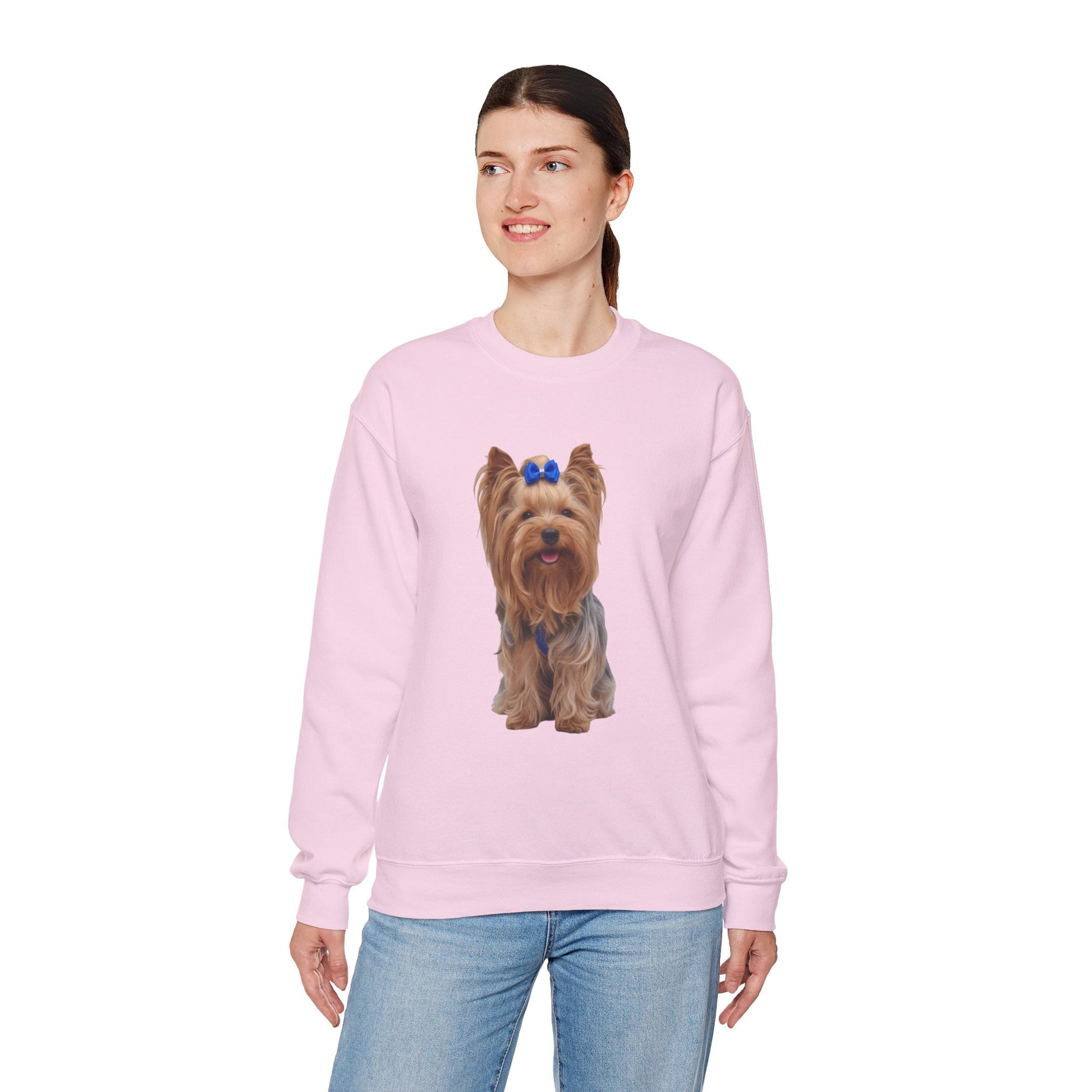 Ragazza in piedi che indossa Felpa Girocollo Unisex AKYCO con ritratto realistico di Aky davanti – regalo perfetto per amanti degli Yorkshire Terrier