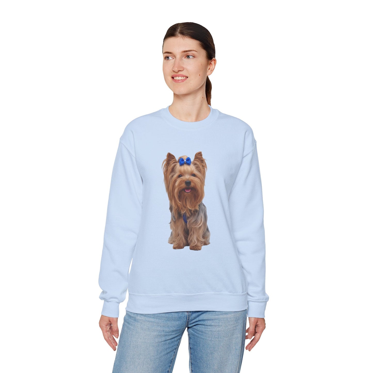 Ragazza in piedi che indossa Felpa Girocollo Unisex AKYCO con ritratto realistico di Aky davanti – regalo perfetto per amanti degli Yorkshire Terrier