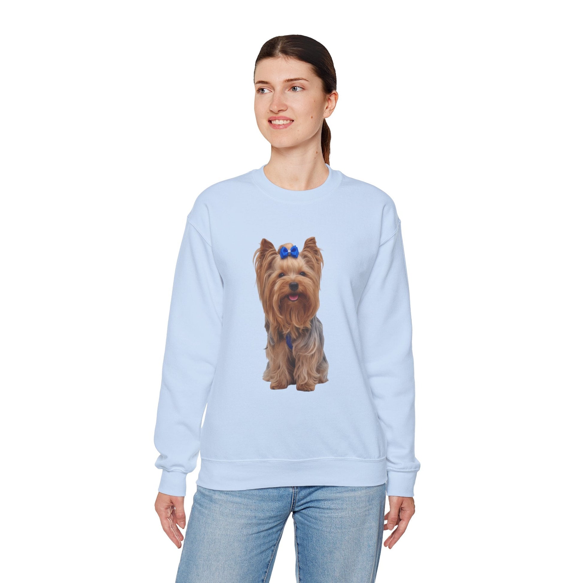 Ragazza in piedi che indossa Felpa Girocollo Unisex AKYCO con ritratto realistico di Aky davanti – regalo perfetto per amanti degli Yorkshire Terrier