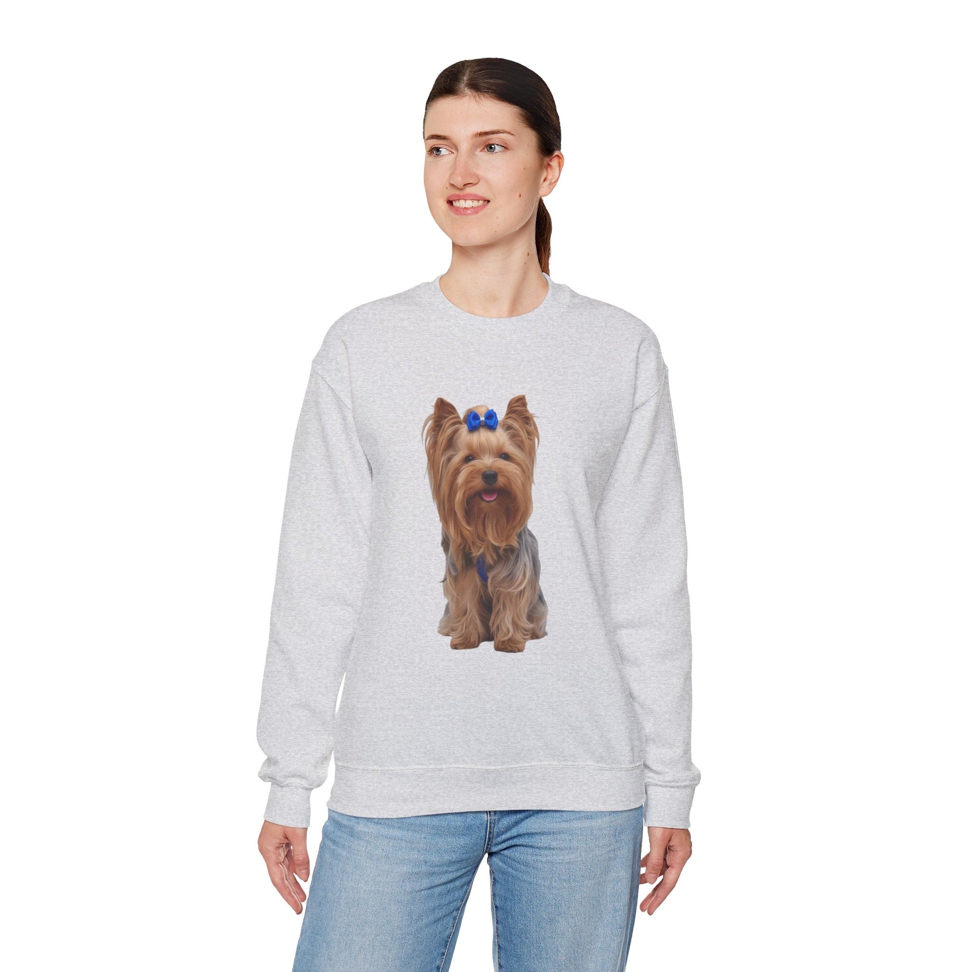 Ragazza in piedi che indossa Felpa Girocollo Unisex AKYCO con ritratto realistico di Aky davanti – regalo perfetto per amanti degli Yorkshire Terrier