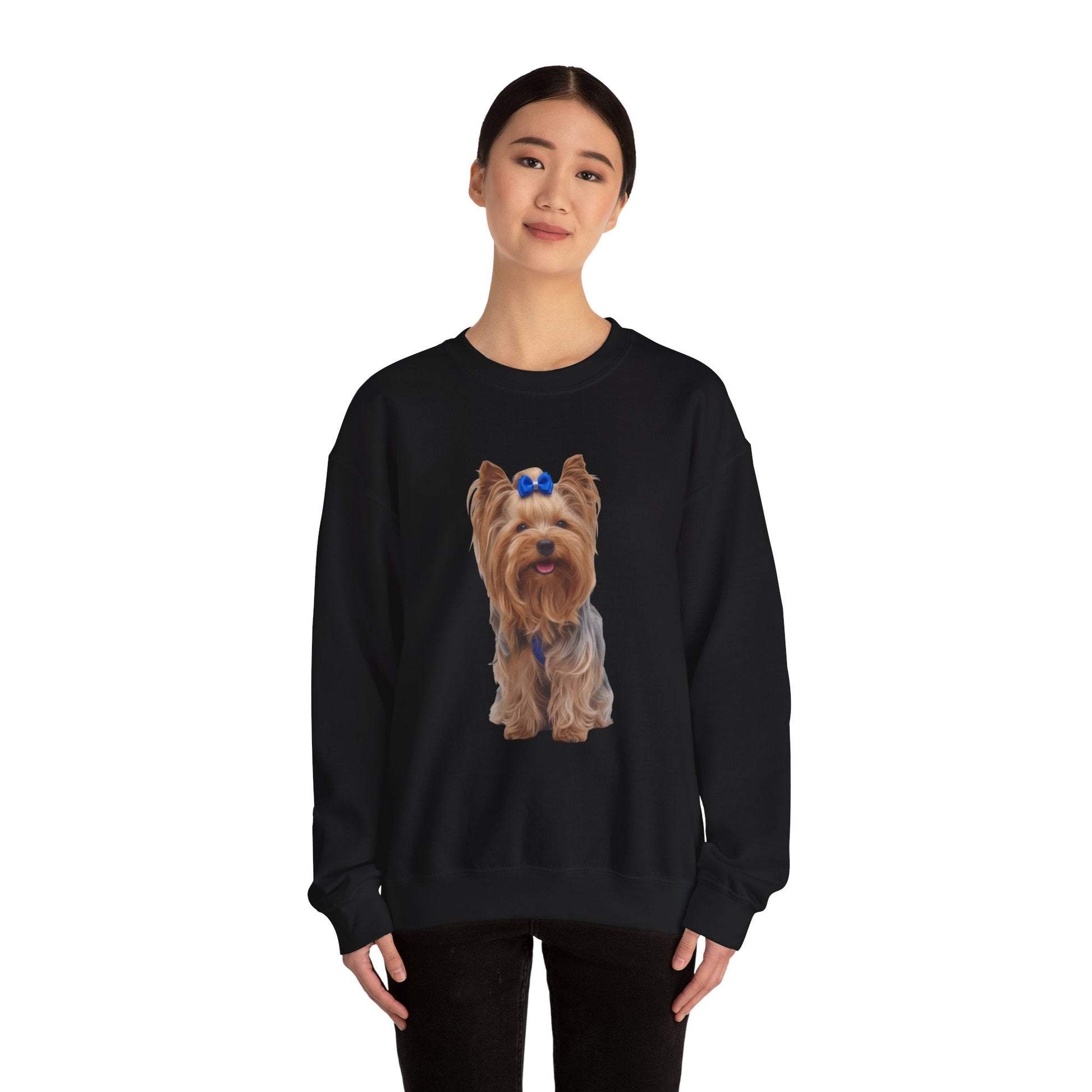 Felpa AKYCO indossata – stile casual unisex per Yorkie lover