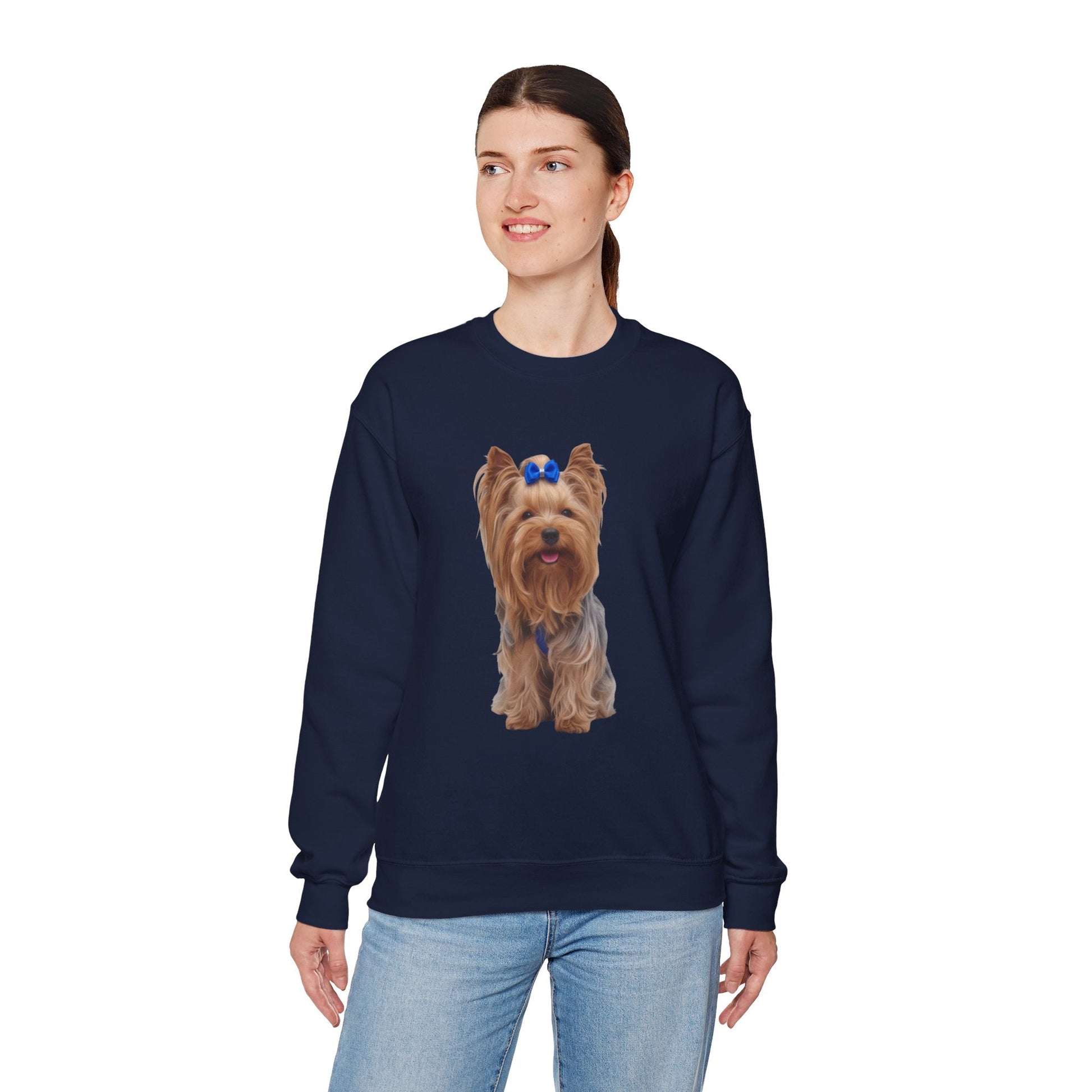 Ragazza in piedi che indossa Felpa Girocollo Unisex AKYCO con ritratto realistico di Aky davanti – regalo perfetto per amanti degli Yorkshire Terrier