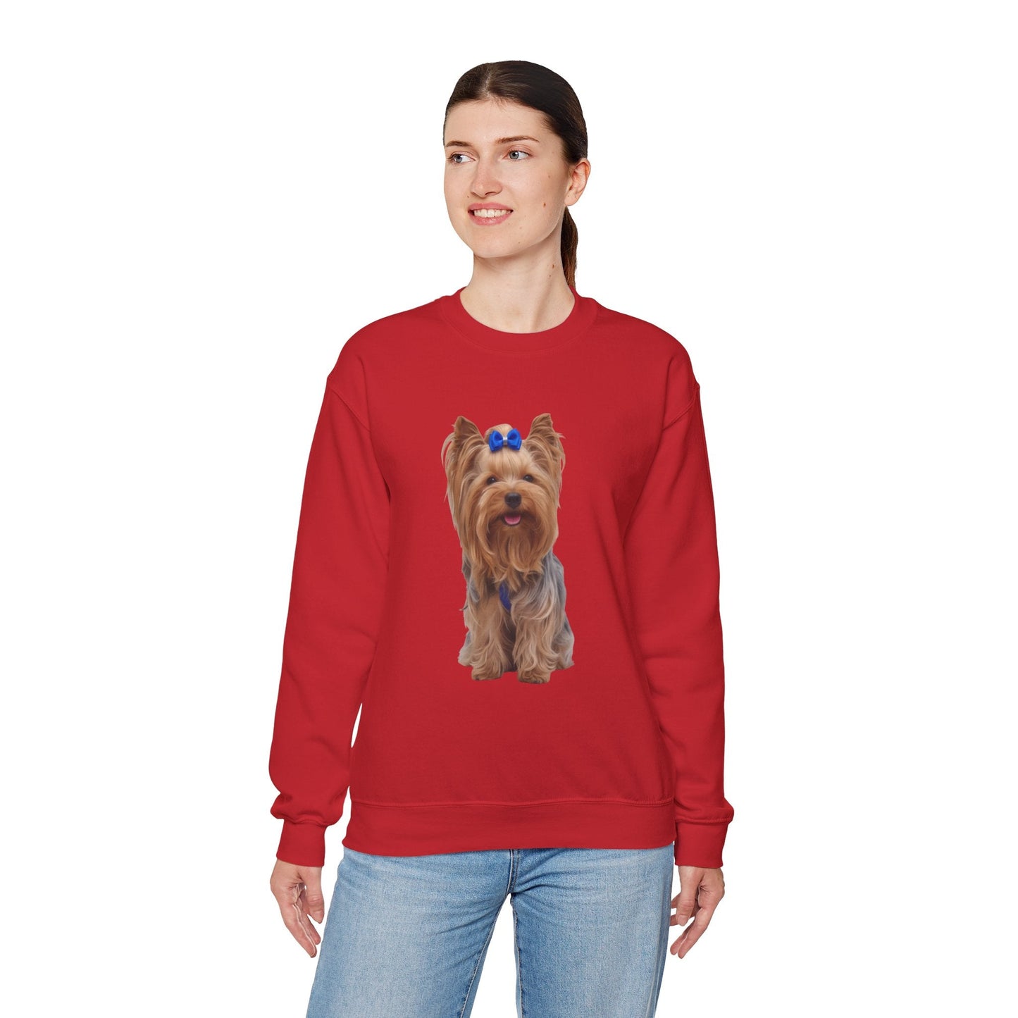 Ragazza in piedi che indossa Felpa Girocollo Unisex AKYCO con ritratto realistico di Aky davanti – regalo perfetto per amanti degli Yorkshire Terrier