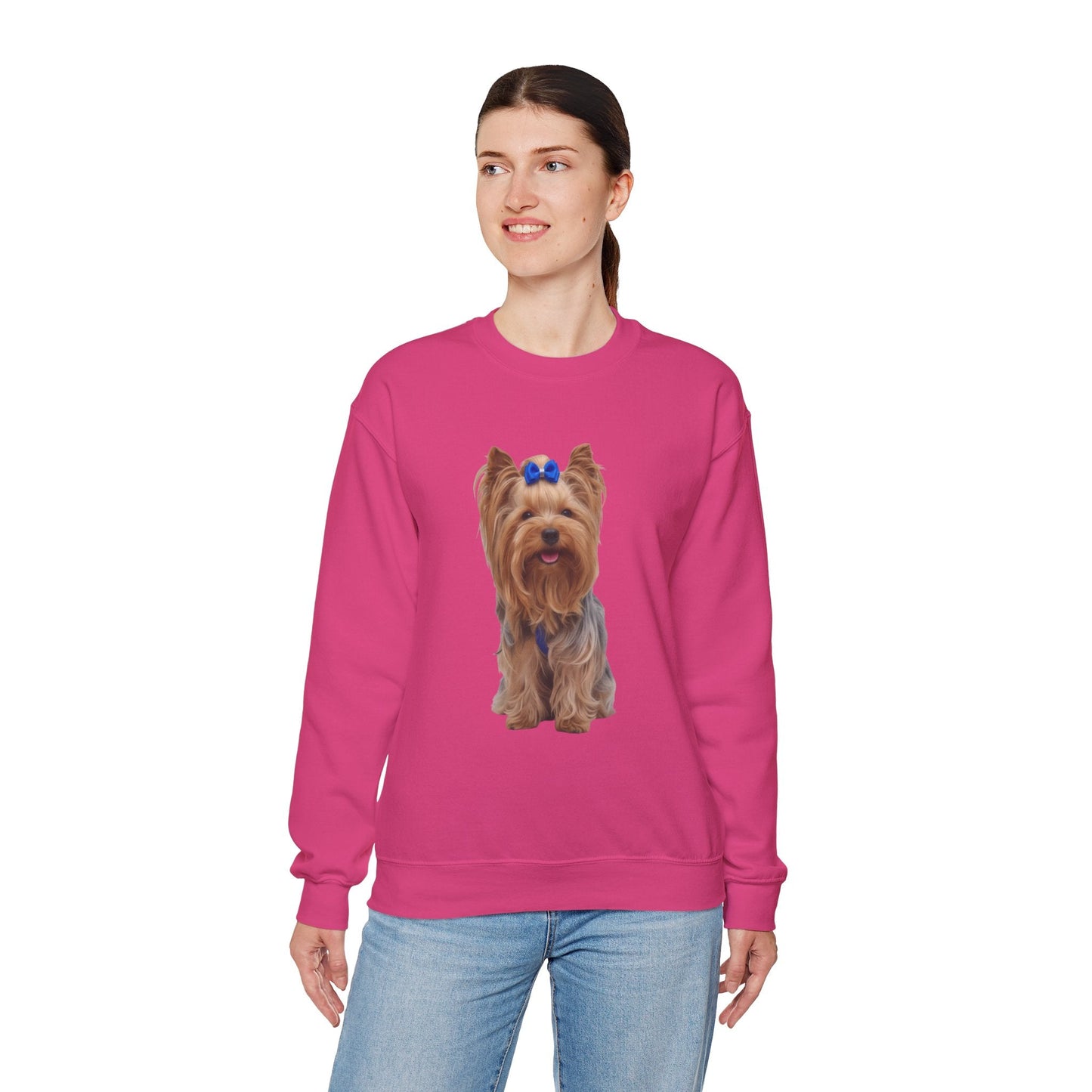 Ragazza in piedi che indossa Felpa Girocollo Unisex AKYCO con ritratto realistico di Aky davanti – regalo perfetto per amanti degli Yorkshire Terrier