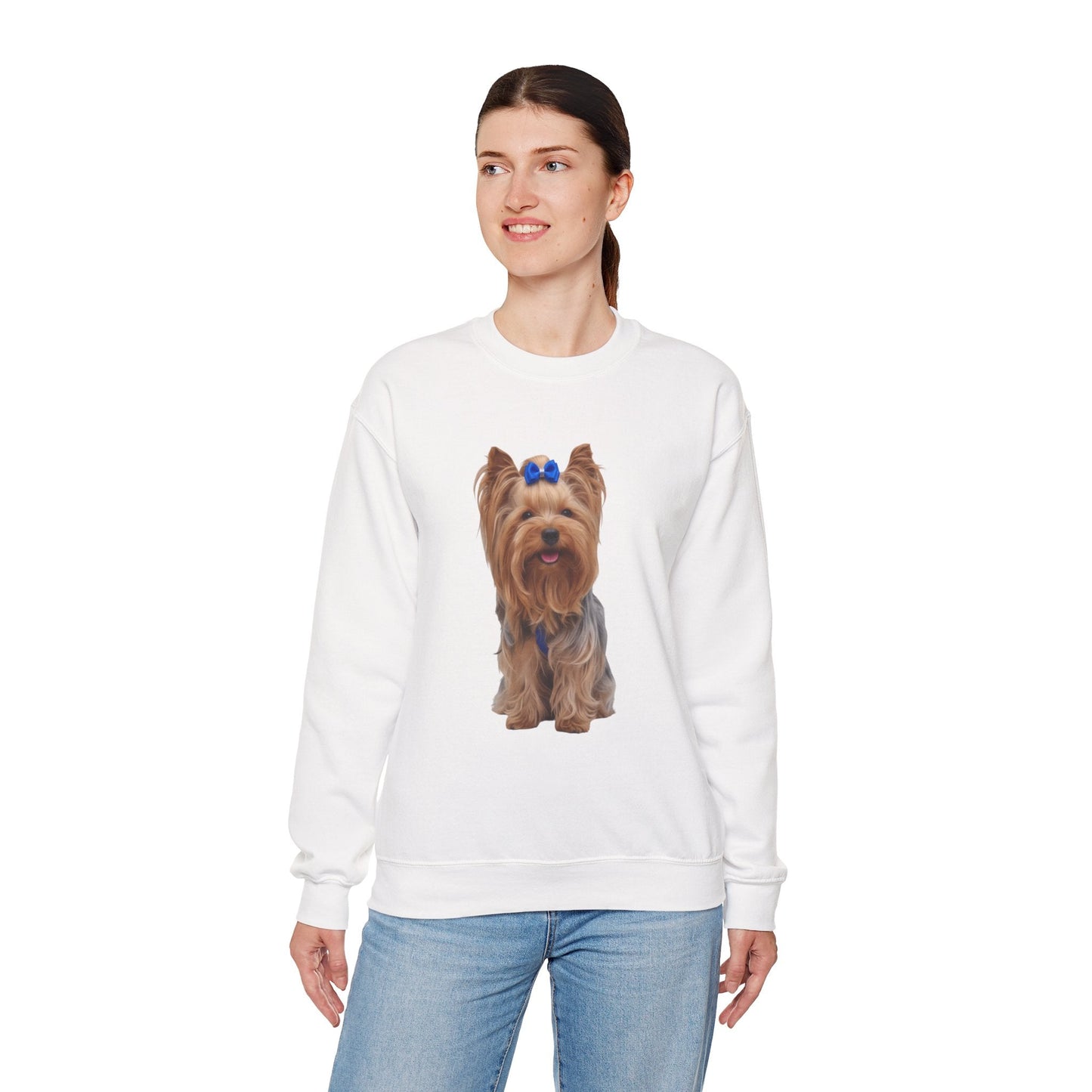 Ragazza in piedi che indossa Felpa Girocollo Unisex AKYCO con ritratto realistico di Aky davanti – regalo perfetto per amanti degli Yorkshire Terrier