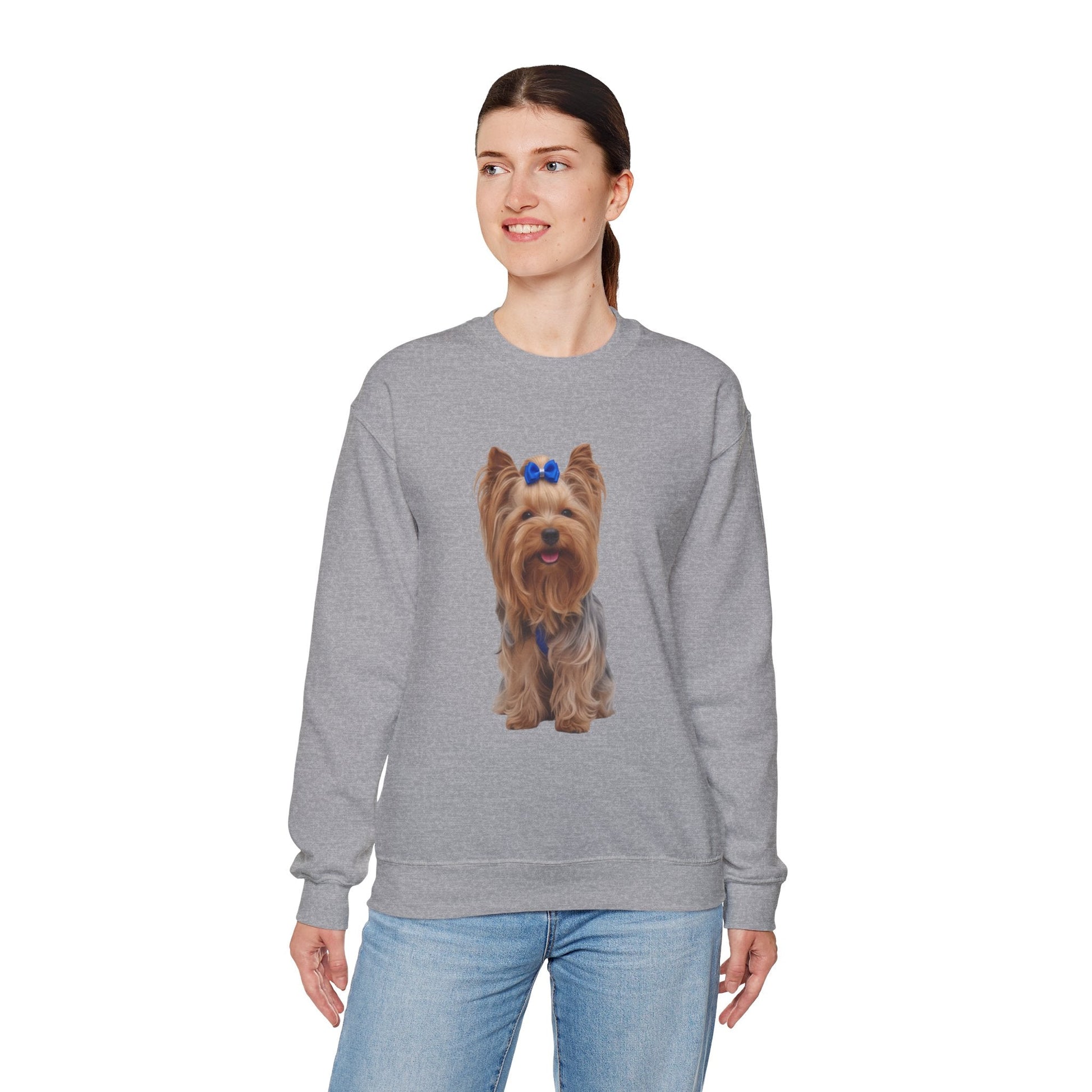Ragazza in piedi che indossa Felpa Girocollo Unisex AKYCO con ritratto realistico di Aky davanti – regalo perfetto per amanti degli Yorkshire Terrier